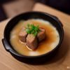 SOULAI 主编林默的肖像照，戴眼镜，浅笑，背景是模糊的书架，暖色调灯光