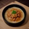 SOULAI 高级编辑陈屿的肖像照，短发，干练，背景是显示着表格的电脑屏幕